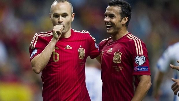 Niềm vui của Iniesta (trái) sau khi ấn định chiến thắng 2-0 cho Tây Ban Nha.