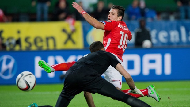Zlatko Junuzovic (áo đỏ) ghi bàn thắng quyết định, giúp Áo tiếp tục củng cố ngôi đầu bảng G.