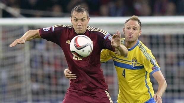 Bằng bàn thắng duy nhất vào lưới Thụy Điển, Dzyuba (áo đỏ) giúp Nga có nhiều cơ hội giành quyền vào vòng chung kết.