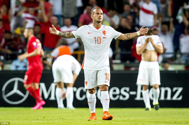 Sneijder không giấu được sự thất vọng sau trận thua.