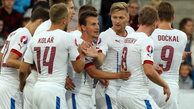 Các cầu thủ Czech ăn mừng chiến thắng sau khi chính thức giành quyền vào vòng chung kết.
