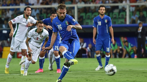 Với bàn thắng duy nhất từ chấm phạt đền vào lưới Bungary (áo trắng), Italia (áo xanh) vẫn tiếp tục dẫn đầu bảng H.
