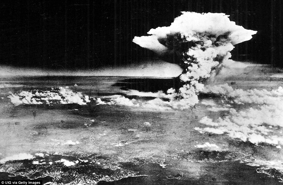 Quả bom Mỹ “Little Boy” - vũ khí nguyên tử đầu tiên được sử dụng trong chiến tranh - được thả xuống Hiroshima vào ngày 6-8-1945, khiến 140.000 người thiệt mạng. 3 ngày sau đó, quả bom thứ hai, “Fat Man”, oanh tạc cả bầu trời Nagasaki, gây ra cái chết thương tâm cho 70.000 người, thúc đẩy Nhật phải tuyên bố đầu hàng trong Thế chiến II.  Vụ thả bom nhằm giúp tránh một cuộc tấn công đẫm máu trên đất liền Nhật Bản, sau trận chiến khốc liệt tại quần đảo Okinawa, cực nam Nhật Bản. Trận chiến đã khiến 12.520 người Mỹ và khoảng 200.000 người Nhật (khoảng 1 nửa trong số này là thường dân) thiệt mạng.