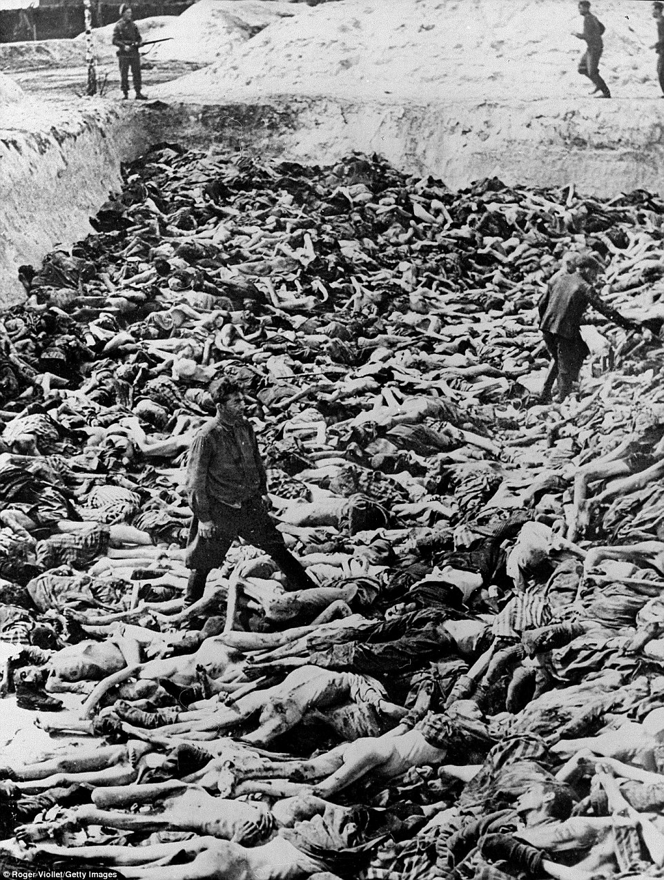 Tháng 4-1945, Fritz Klein, một bác sĩ của trại tập trung Đức quốc xã (người đã từng làm các thí nghiệm y tế trên các tù nhân trong các cuộc tàn sát mang tên Holocaust) đứng giữ các xác chết tại một ngôi mộ tập thể lớn sau khi Bergen-Belsen, Đức được giải phóng. Trong số 38.500 tù nhân được tìm thấy, hầu như không ai sống sót, khoảng 28.000 người đã chết sau đó. Tháng 12-1945, Klein bị tuyên án tử hình vì các tội ác của hắn.