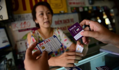 This photo shows a customer (unseen) buying 3G SIM cards from a shop on Nguyen Phuc Nguyen Street, District 3, Ho Chi Minh City. Tuoi Tre
