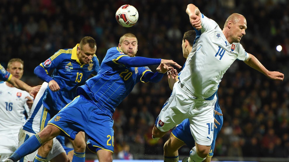Bế tắc về lối chơi khiến Slovakia (áo trắng) bị Ukraine (áo xanh) chia điểm ngay trên sân nhà.
