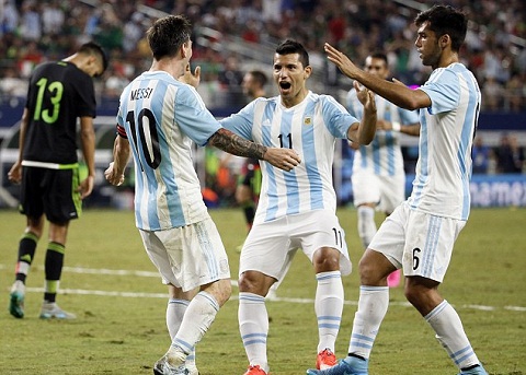 Messi và Aguero giúp Argentina thoát thua trước Mexico