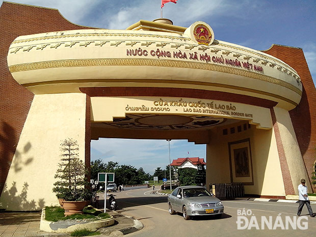 Từ Cửa khẩu quốc tế Lao Bảo, có thể sang Savannakhet, Vientiane. 			              Ảnh: T.Đ.THẮNG