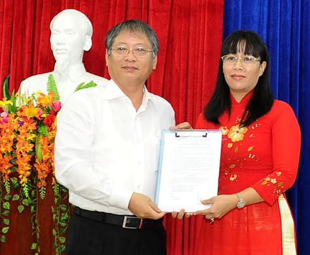 Phó Chủ tịch UBND thành phố Đà Nẵng Nguyễn Ngọc Tuấn trao Quyết định bổ nhiệm chức vụ Chủ tịch UBND quận Ngũ Hành Sơn đối với bà Nguyễn Thị Anh Thi.