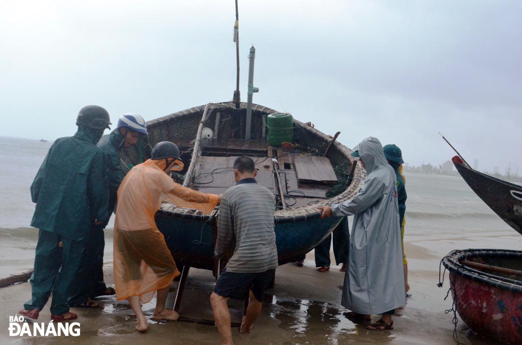 Lực lượng dân quân phường Thọ Quang giúp ngư dân đưa tàu lên bờ
