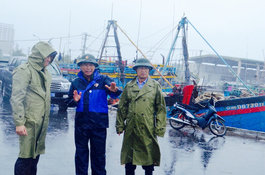 Chủ tịch UBND thành phố Huỳnh Đức Thơ (bìa trái) và Phó Chủ tịch UBND thành phố Phùng Tấn Viết (bìa phải) kiểm tra công tác phòng chống bão