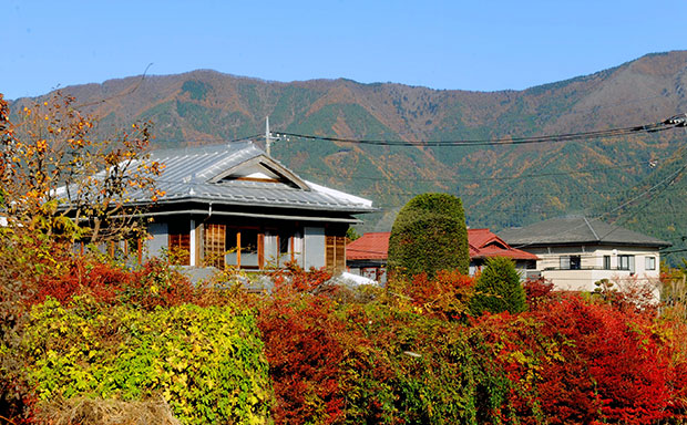 Những ngôi nhà truyền thống của người Nhật Bản ẩn hiện xung quanh bờ hồ.