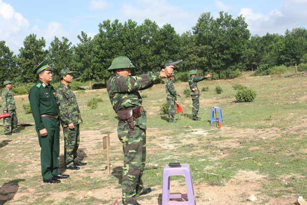 Bộ Tư lệnh Bộ đội Biên phòng kiểm tra công tác huấn luyện, sẵn sàng chiến đấu tại BĐBP thành phố Đà Nẵng tháng 11-2015.  											        Ảnh: Bá Vĩnh
