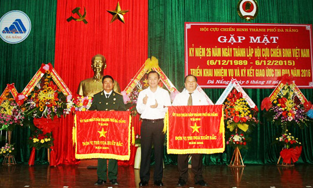 Nguyễn Xuân Anh trao cờ Đơn vị Thi đua xuất sắc năm 2015 của UBND thành phố cho Hội CCB quận Liên Chiểu và Hội CCB Khối các cơ quan thành phố.