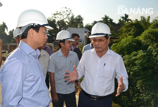 Bí thư Thành ủy Nguyễn Xuân Anh nghe lãnh đạo quận Liên Chiểu báo cáo tiến độ giải phóng mặt bằng, bố trí tái định cư khu số 2 và số 7 trung tâm đô thị mới Tây Bắc