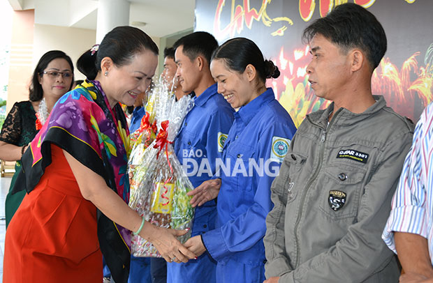 Tặng quà Tết cho công nhân khó khăn ở Đà Nẵng. 