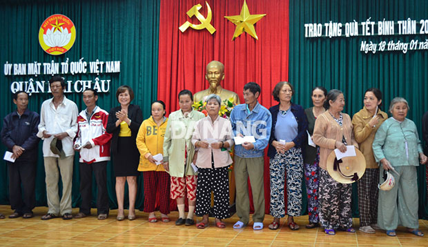 Chủ tịch Ủy ban MTTQ quận Hải Châu Nguyễn Thị Thừa trao quà Tết cho các hộ nghèo.