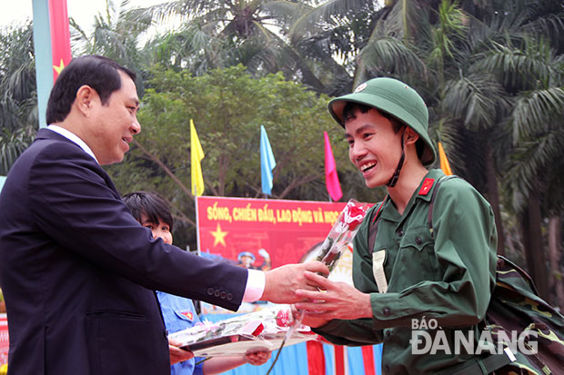 Phó Bí thư Thành ủy, Chủ tịch UBND thành phố Huỳnh Đức Thơ tặng hoa cho các tân binh quận Thanh Khê. Ảnh: ĐẮC MẠNH