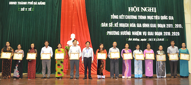 Ông Nguyễn Cường (thứ 2, từ phải sang) và ông Phan Văn Liêu (thứ 7, từ phải sang) nhận bằng khen của UBND thành phố Đà Nẵng về thành tích xuất sắc giai đoạn 2011-2015.