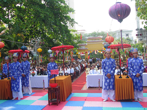 Lễ hội đình làng Hải Châu được tổ chức hằng năm nhằm giáo dục những truyền thống tốt đẹp của dân tộc.