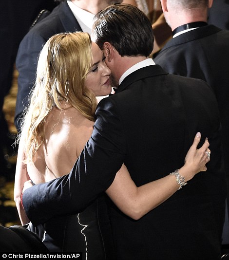 Kate Winslet là người chúc mừng anh đầu tiên trước khi Leo lên sân khấu nhận giải