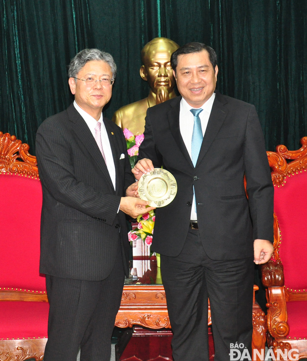Chủ tịch UBND thành phố Huỳnh Đức Thơ tặng quà lưu niệm cho ông Okubo Hideo.  Ảnh: THÀNH LÂN