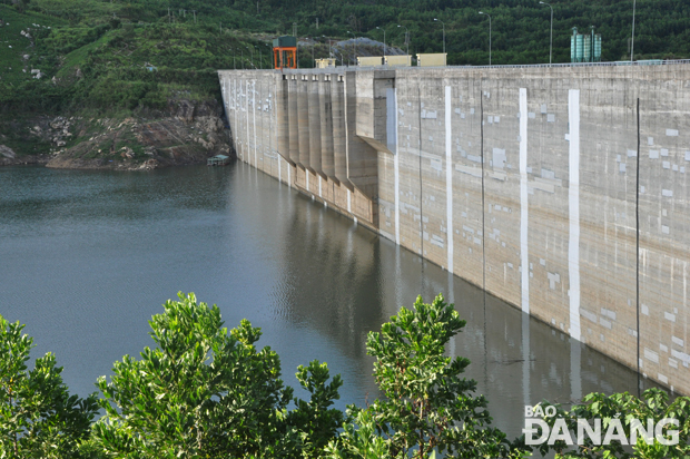 Nhiều hồ chứa của thủy điện thiếu nước ảnh hưởng nghiêm trọng đến nguồn nước ở hạ du tại Đà Nẵng và Quảng Nam. 		              ảnh: NGỌC PHÚ