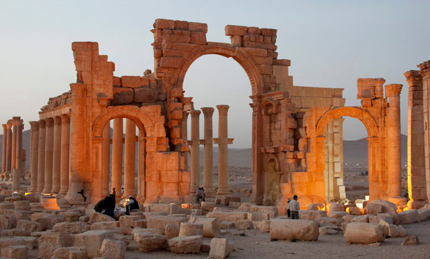  Đền Palmyra’s Arch of Triumph ở Syria cũng bị ISIS phá hủy tháng 10-2015 và dọn sạch các cổ vật.