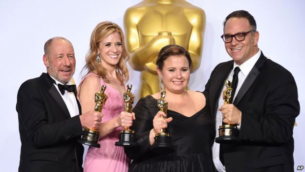 Nhóm làm phim Spotlight nhận giải Oscar Phim xuất sắc nhất.
