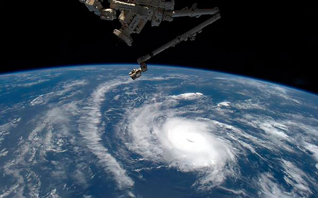 Danny, cơn bão đầu tiên ở Đại Tây Dương trong năm 2015, được Scott Kelly chụp từ ISS.