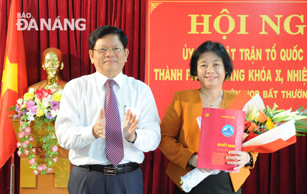 Phó Bí thư Thường trực Thành ủy Võ Công Trí trao Quyết định và tặng hoa chúc mừng bà Đặng Thị Kim Liên