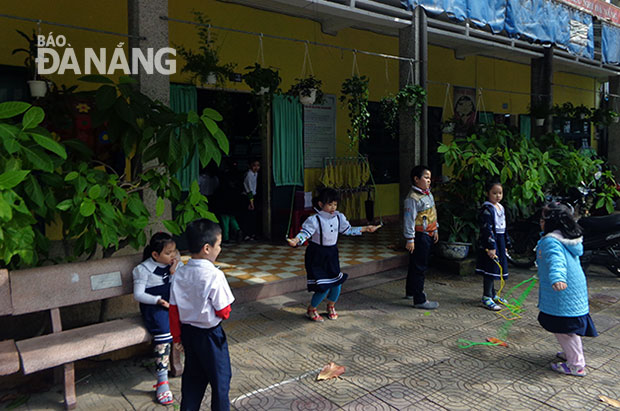 Dù diện tích nhỏ hẹp nhưng thầy và trò Trường tiểu học Lê Lai vẫn tận hưởng những mảng xanh quanh sân trường nhờ cách làm sáng tạo, độc đáo. Ảnh: Q.T
