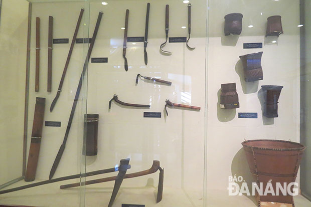Công cụ lao động, sản xuất của người Cơtu trưng bày tại Bảo tàng Đà Nẵng.