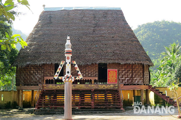 Nhà Gươl thôn Tà Lang được thiết kế theo kiểu nhà sàn nhưng kiến trúc và vật liệu (ảnh lớn) cũng như cách bài trí bên trong (ảnh nhỏ) không còn giữ nguyên vẹn kiến trúc truyền thống.