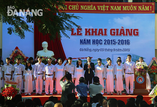 Tuyên dương học sinh Trường THPT Phan Châu Trinh đỗ đại học tại lễ khai giảng năm học 2015-2016. Ảnh: V.T.L