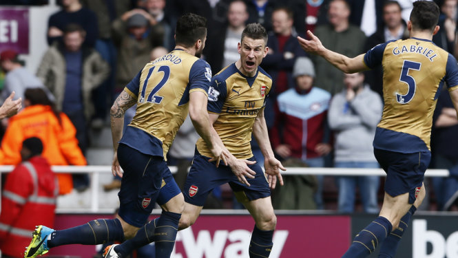 Niềm vui của Koscielny (giữa) sau khi gỡ hòa 3-3 cho Arsenal. Ảnh: Reuters