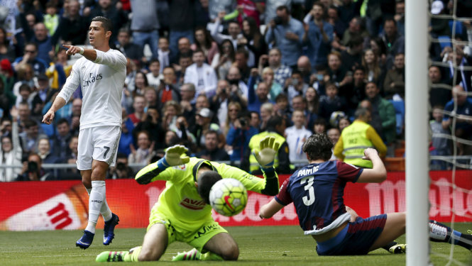onaldo (áo trắng) ăn mừng bàn thắng nâng tỉ số lên 3-0 cho Real. Ảnh: Reuters