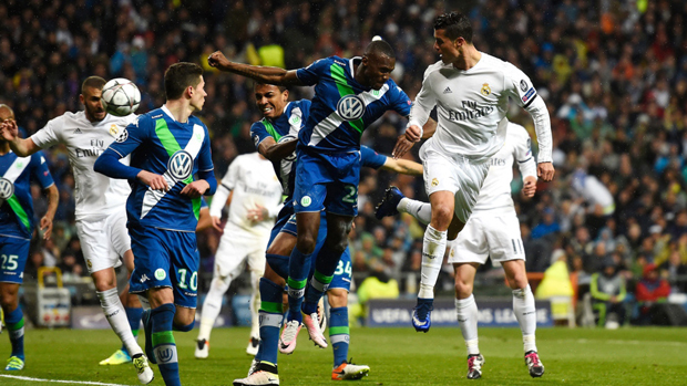 C.Ronaldo (áo trắng, phải) đã có một trận đấu xuất sắc trước Wolfsburg.