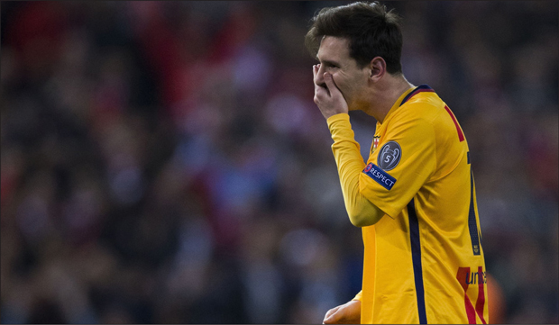 Sự thất vọng của Messi sau trận thua 0-2 trên sân Calderon và Barcelona phải nhường quyền vào bán kết UCL cho Atletico Madrid. 			                     Ảnh: AFP