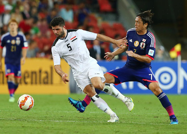 Yaser Kasim (trái) trong màu áo Iraq thi đấu với Nhật Bản.