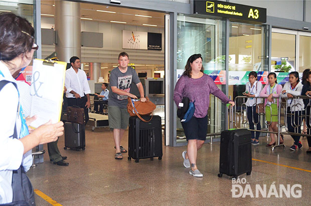 Với nhiều chương trình khuyến mãi của các hãng hàng không, khá đông du khách trong nước và quốc tế đến Đà Nẵng trong ba ngày nghỉ lễ.