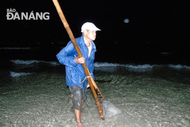 2.	Khoảng 6-7g tối, ông Đinh Văn Bàng (83 tuổi, trú phường Phước Mỹ, quận Sơn Trà) lại đi nhặt ve chai trên bãi biển với cây vợt tự chế của mình. Nói thật to để át tiếng sóng biển, ông khẳng định với phóng viên: “Đà Nẵng mình không có chi mô cô. Tui làm ở bãi ni không vớt được con cá chết mô hết.”