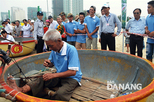 73-year-old Nguyen Van Linh from the An Hai Bac team competes in the fishing net knitting contest