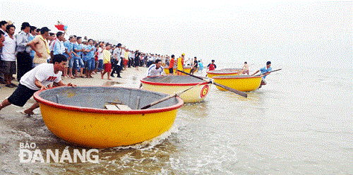 Participants from Son Tra District's 7 wards start the coracle race