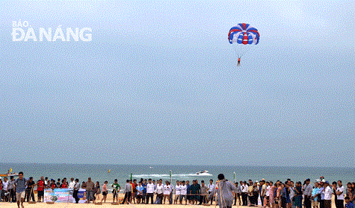 Paragliding display attracts a lot of attention from visitors
