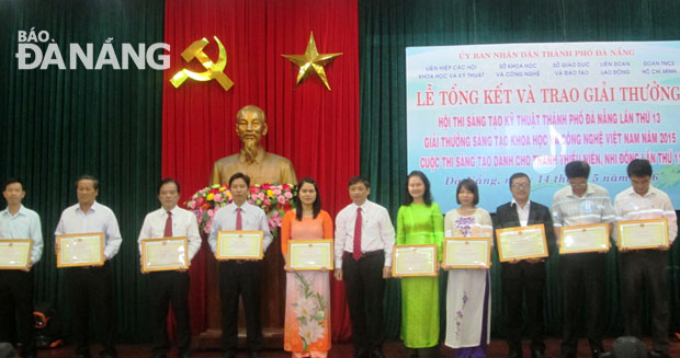 Phó Chủ tịch UBND thành phố Đặng Việt Dũng tặng bằng khen cho các tác giả đạt giải.