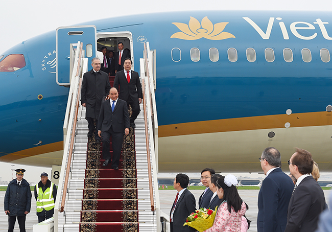 Thủ tướng Nguyễn Xuân Phúc tới sân bay Vnukovo, thủ đô Moscow sáng 16-5 - Ảnh: VGP/Quang Hiếu