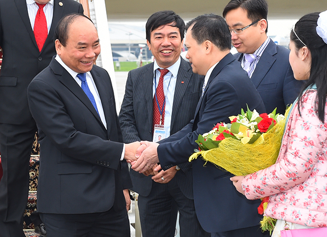 Cán bộ, nhân viên Đại sứ quán Việt Nam tại Nga đón Thủ tướng Nguyễn Xuân Phúc