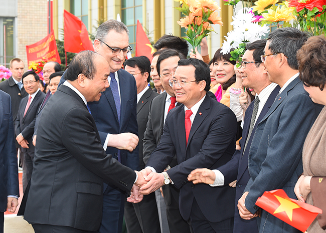 Cán bộ, nhân viên ĐSQ Việt Nam tại Nga đón Thủ tướng Nguyễn Xuân Phúc