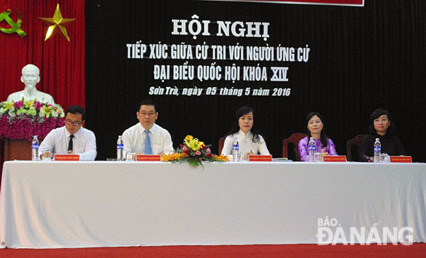 Các ứng cử viên đại biểu Quốc hội khóa XIV ở đơn vị bầu cử số 2 tiếp xúc cử tri quận Sơn Trà để vận động bầu cử.